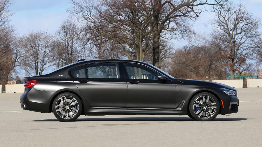  BMW M760i xDrive V12 Excellence 2017 года  (US) (фото 3 из 29)